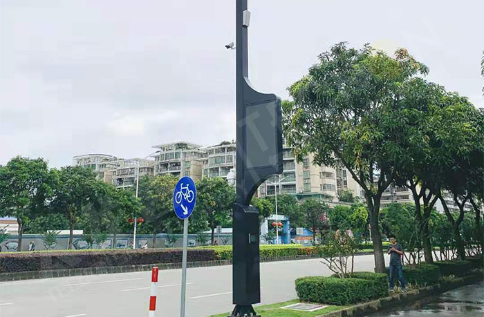 江門城區(qū)主干道正在安裝的智慧燈桿屏.jpg